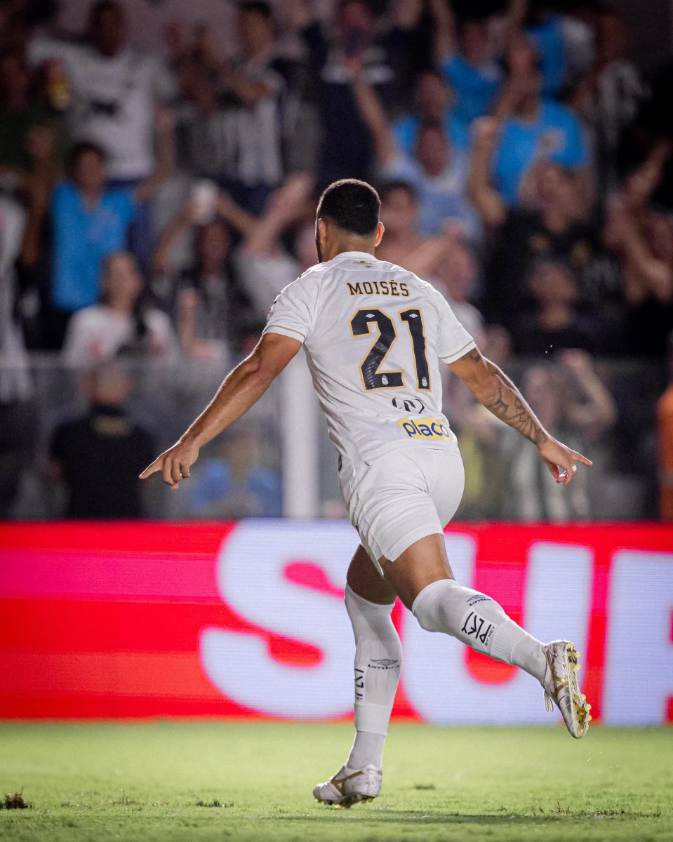 Foto:@SantosFC. El delantero Moisés marcó la diferencia para Santos ante MIneiro, de Eduardo Domínguez
