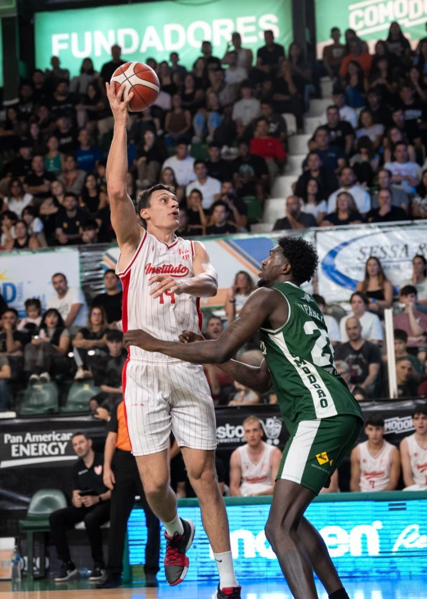 Foto:@LigaNacional. El interno Javier Saiz, con 27 puntos, se erigió en el máximo goleador de la Gloria