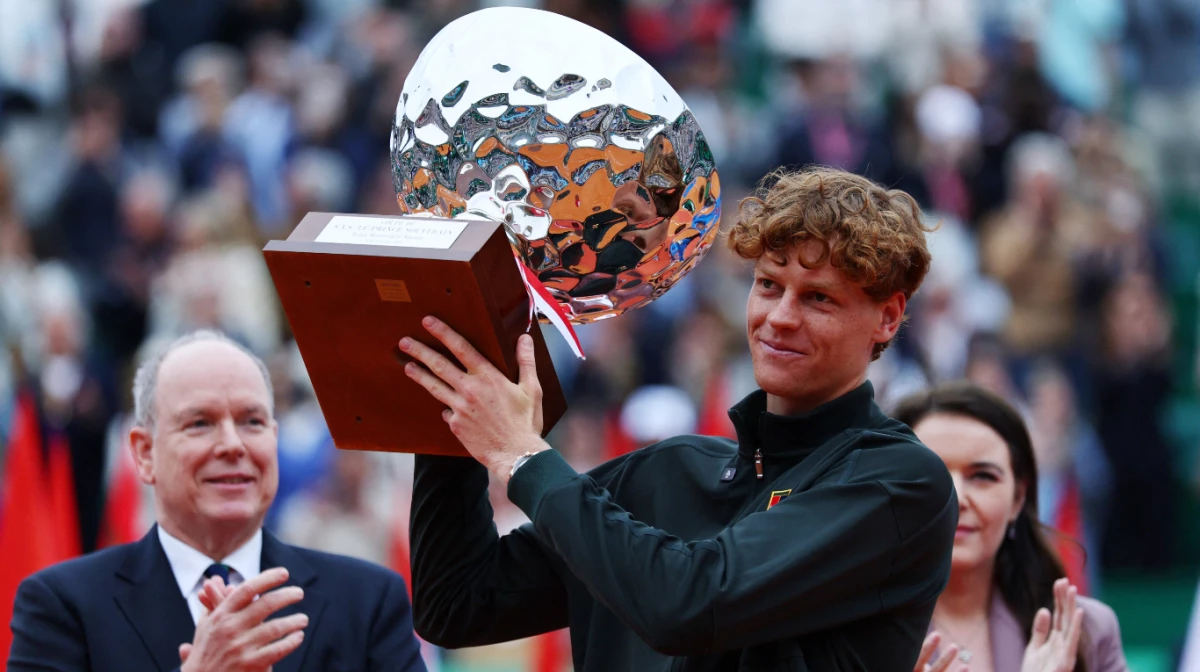 El italiano levanta el trofeo en Montecarlo &nbsp;(Foto: ROLEXMCMASTERS).