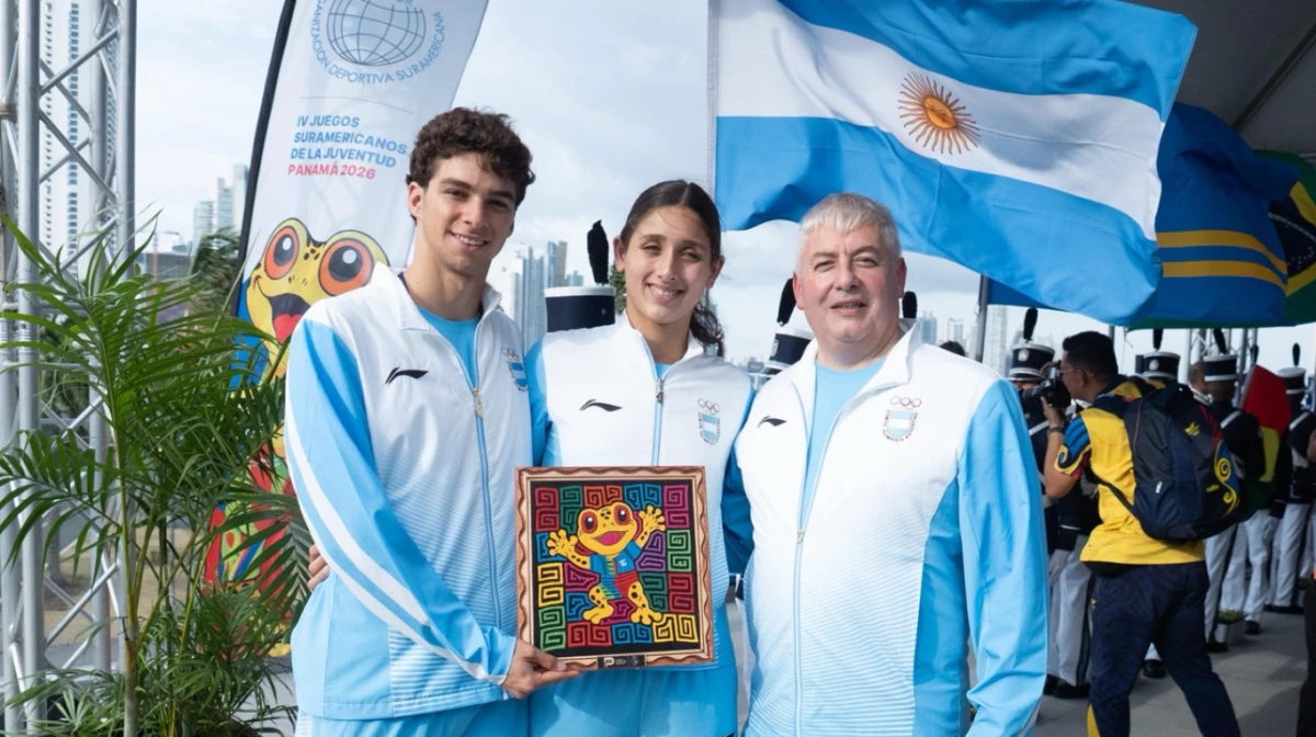Los abanderados argentinos durante la ceremonia de bienvenida de los JSJ Panamá 2026 (Foto: Prensa COA).