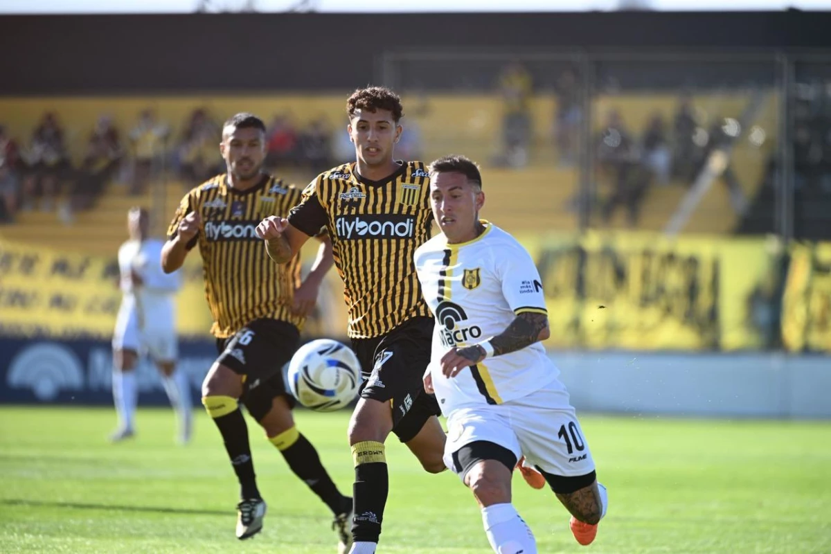 Foto:@ClubMadryn. Victoria sobre la hora de Deportivo Madryn sobre Almirante Brown (2-1)