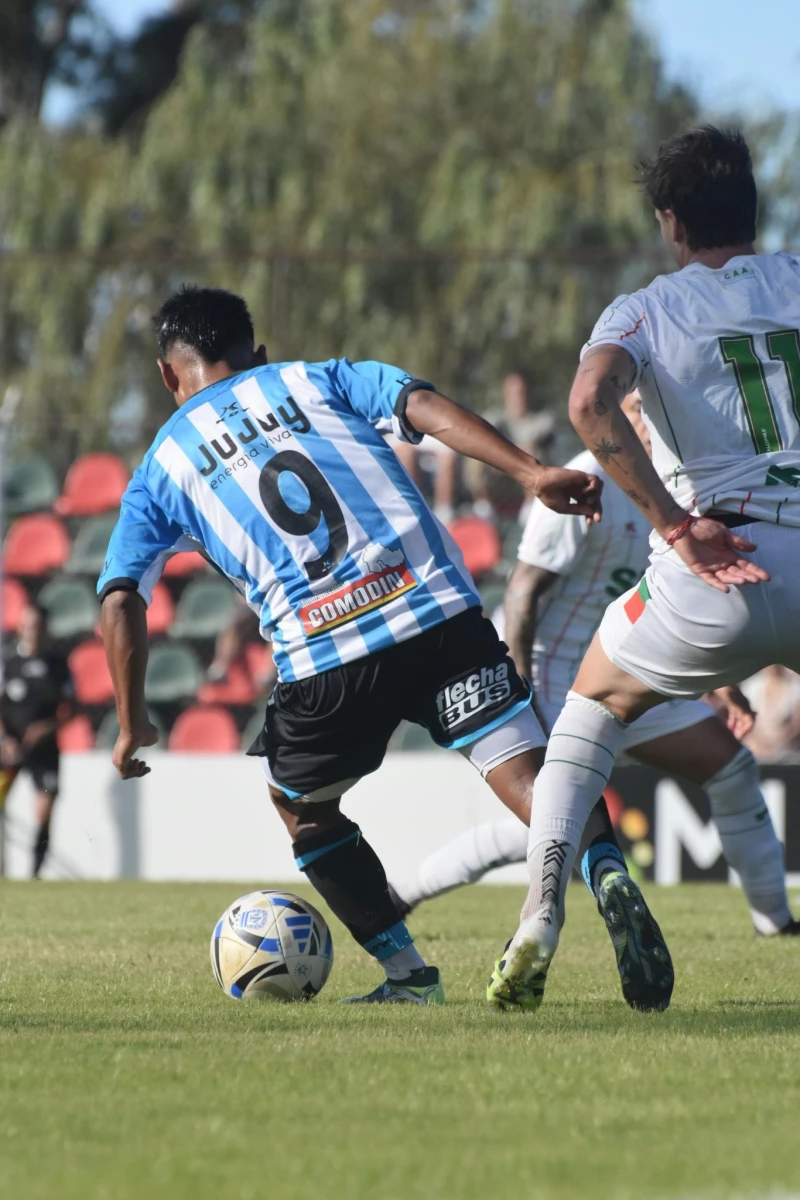 Foto:@OficialGyEJujuy. El Lobo jujeño superó por 2-1 a Agropecuario en Carlos Casares