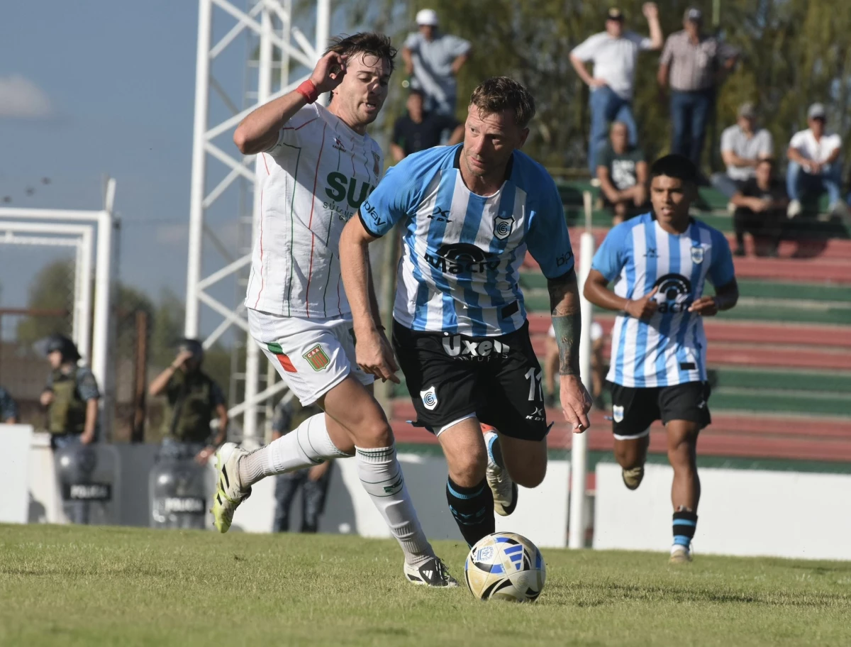 Foto:@OficialGyEJujuy. El delantero Menéndez marcó el gol del triunfo en Carlos Casares