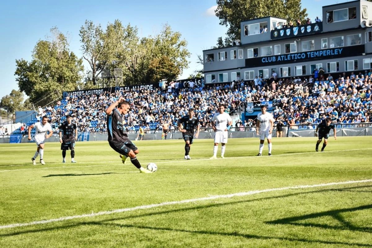 Foto:@TemperleyOK. El penal convertido por Echeverría que puso al Celeste arriba por 1-0. Fue empate en un partidazo