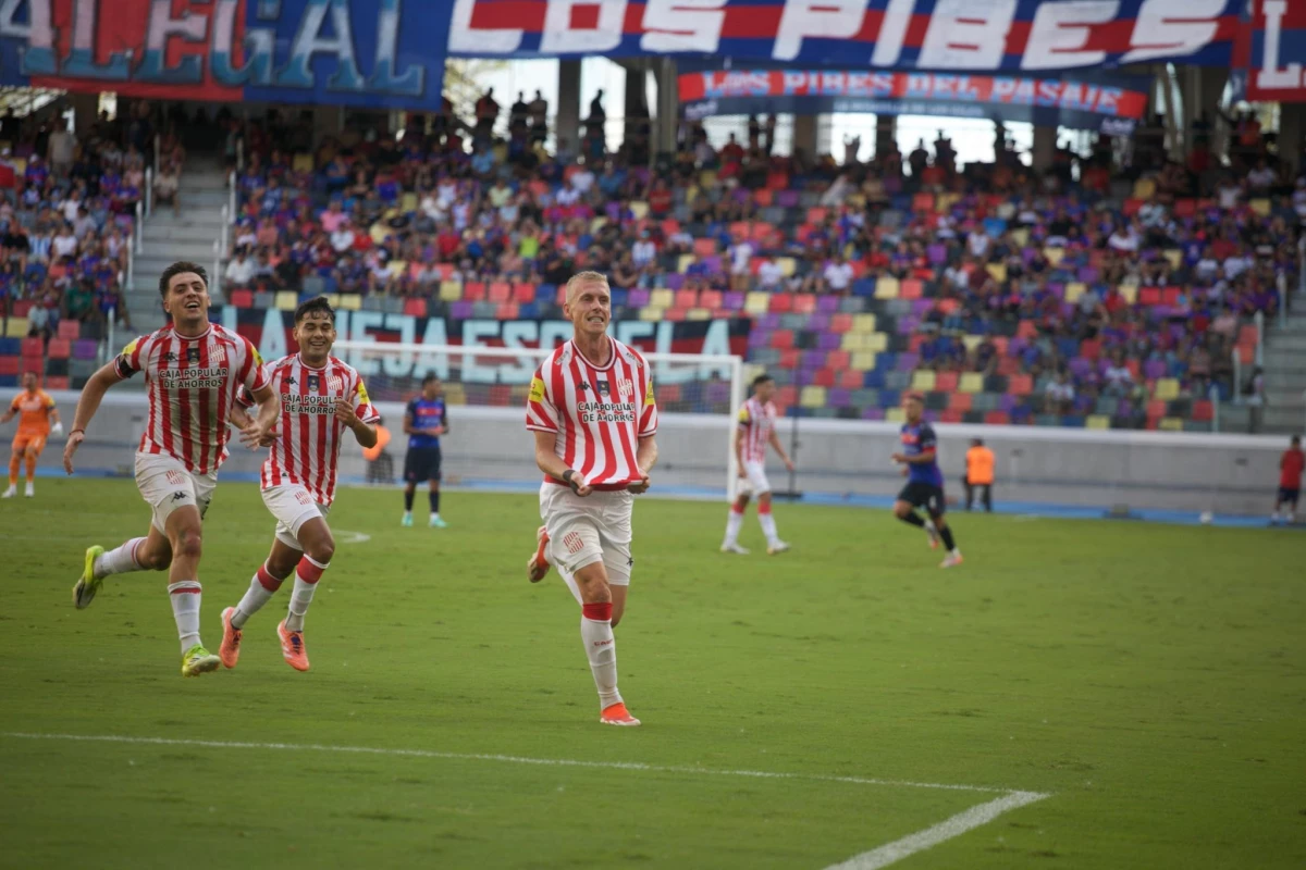 Foto:@CASMOficial. El delantero Diellos festeja el primer gol del Santo en el Madre de Ciudades