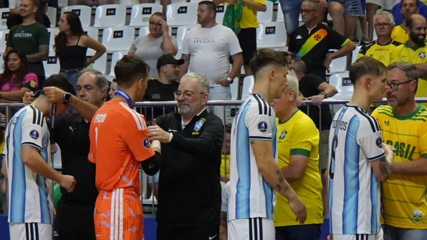 Los jugadores de la Selección reciben la medalla de plata. Foto: Conmebol.