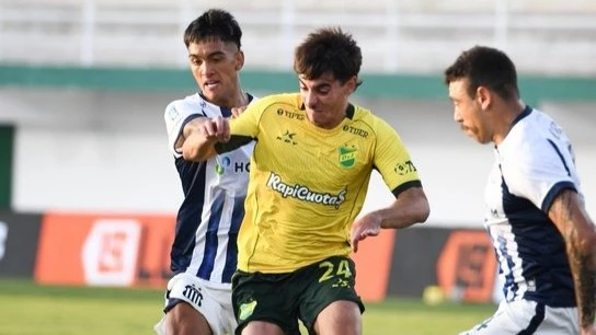 Juan Gutiérrez es marcado por dos rivales. Triunfazo de la “T”. Foto: @ClubDefensayJus