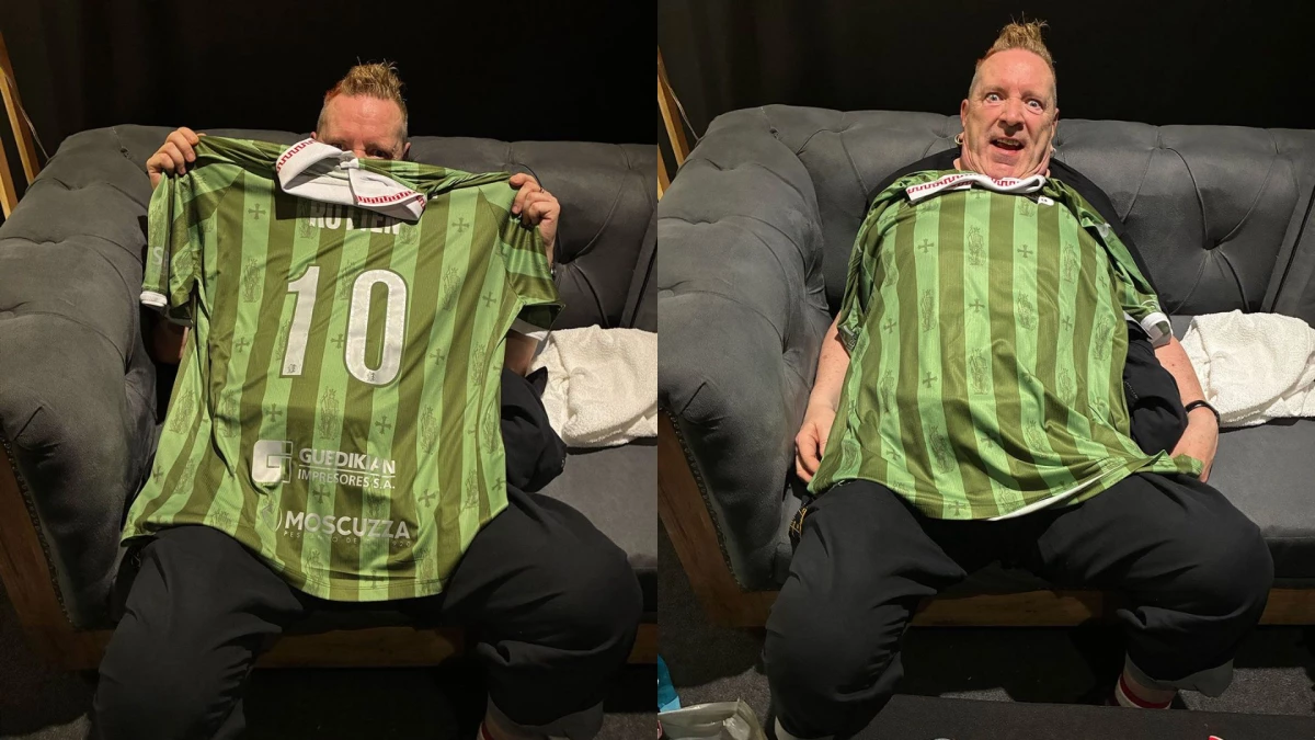 Foto:@pilofficial. Johnny Rotten luce con orgullo su nueva camiseta de Aldosivi de Mar del Plata. El mito de los Sex PIstols estuvo de gira por la Argentina