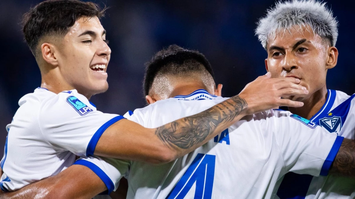 Foto: Joaquín García es agasajado por sus compañeros tras convertir el tanto de la victoria velezana sobre Central Córdoba.