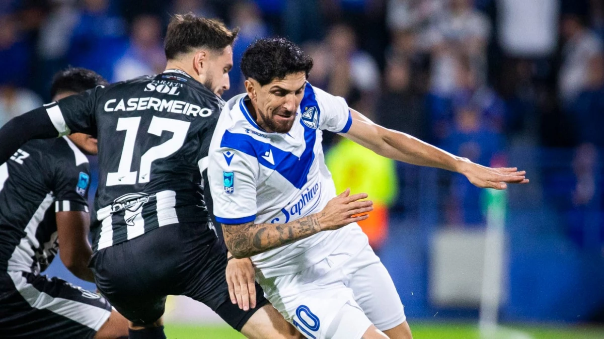 Foto: El volante chileno de Vélez, Diego Valdés supera la marca del defensor de Central Córdoba, Yuri Casermeiro. &nbsp;