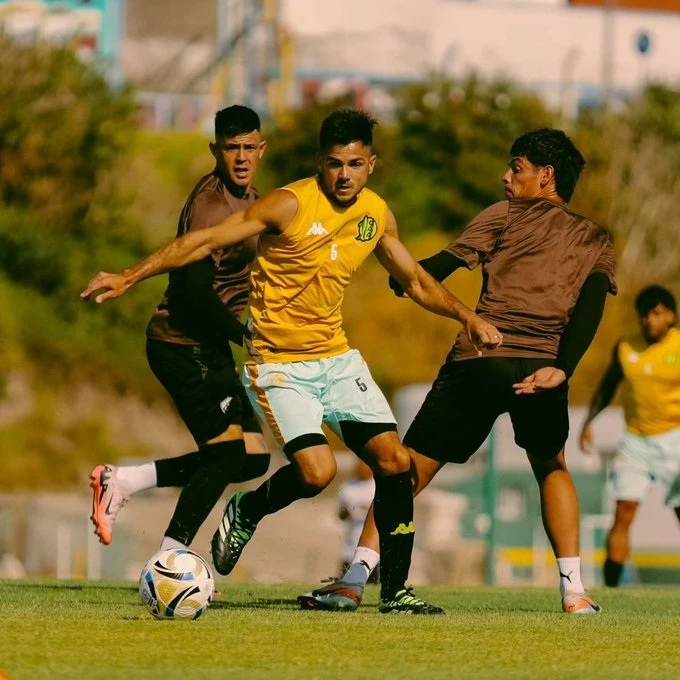 Foto:@clubaldosivi. El mediocampista Roberto Bochi es uno de los apartados por la Comisión Directiva del Tiburón