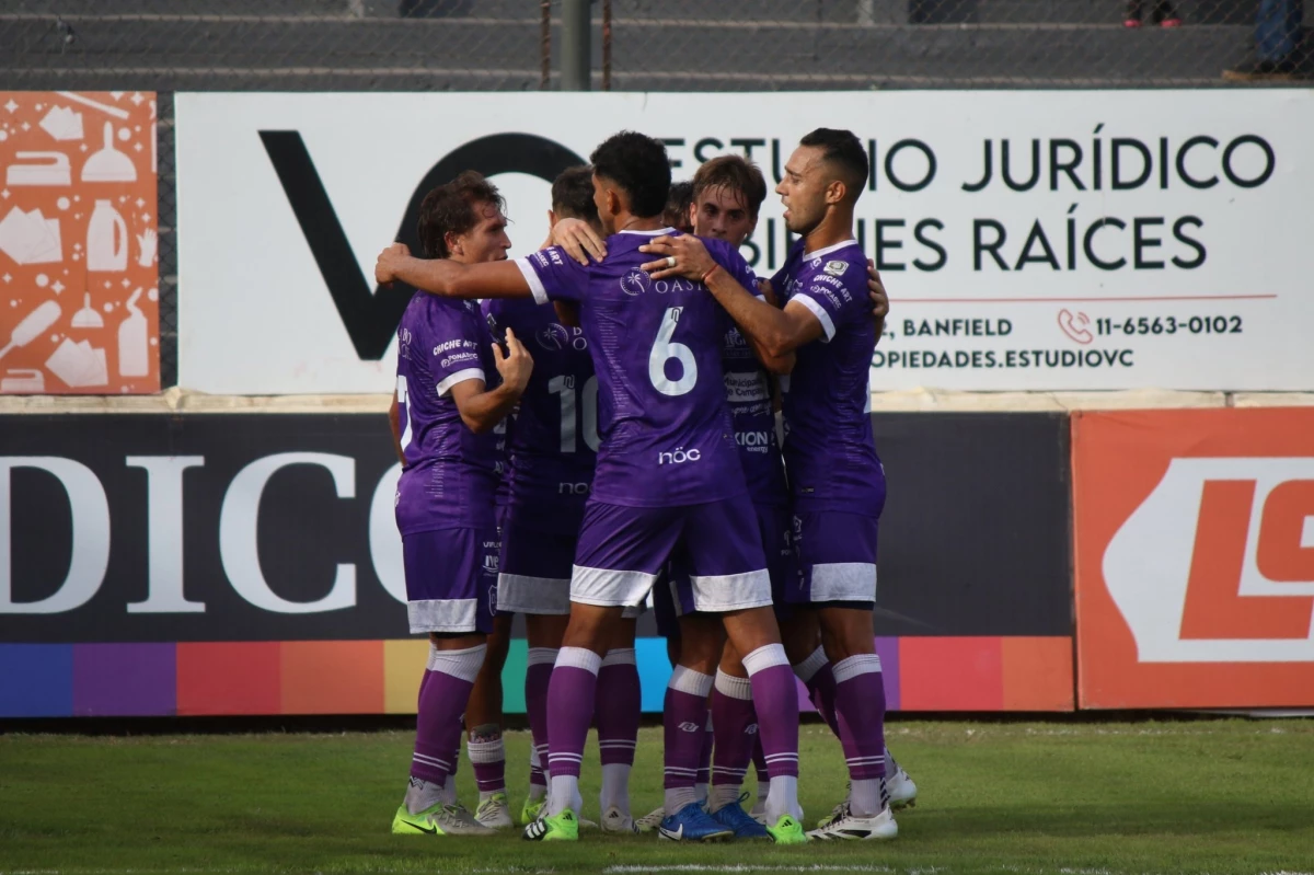 Foto:@webdelviola. Villa Dálmine ganó en Remedios de Escalada y se subió a la punta en la Primera B