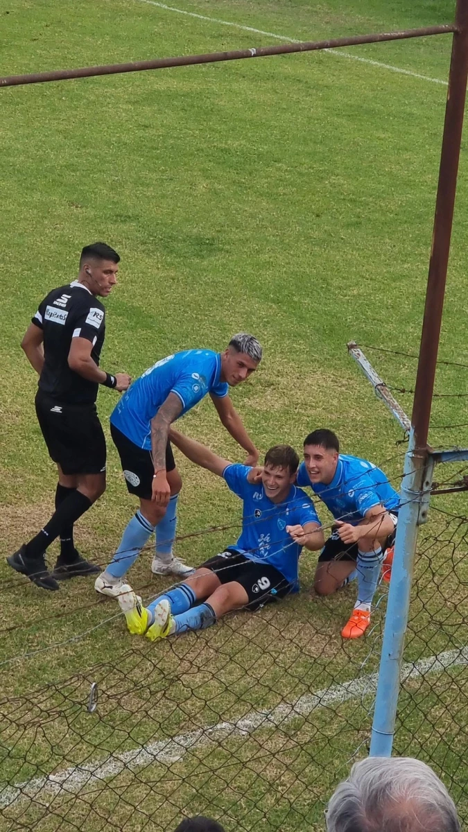 Foto:@ElCaduonLine. Festejo de los jugadores de Defensores Unidos por la victoria en Zárate