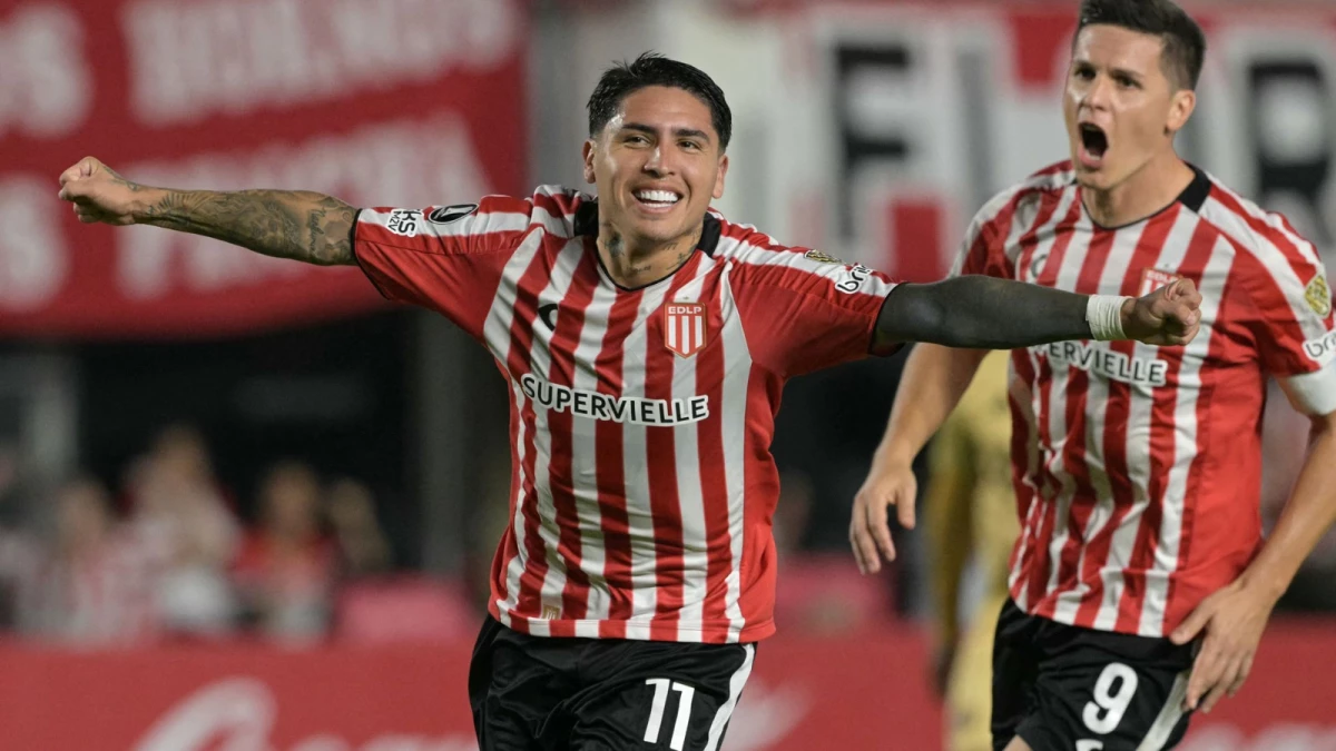 Foto:@EdelpOficial. El delantero Farías festeja su tanto en la victoria de Estudiantes de La Plata