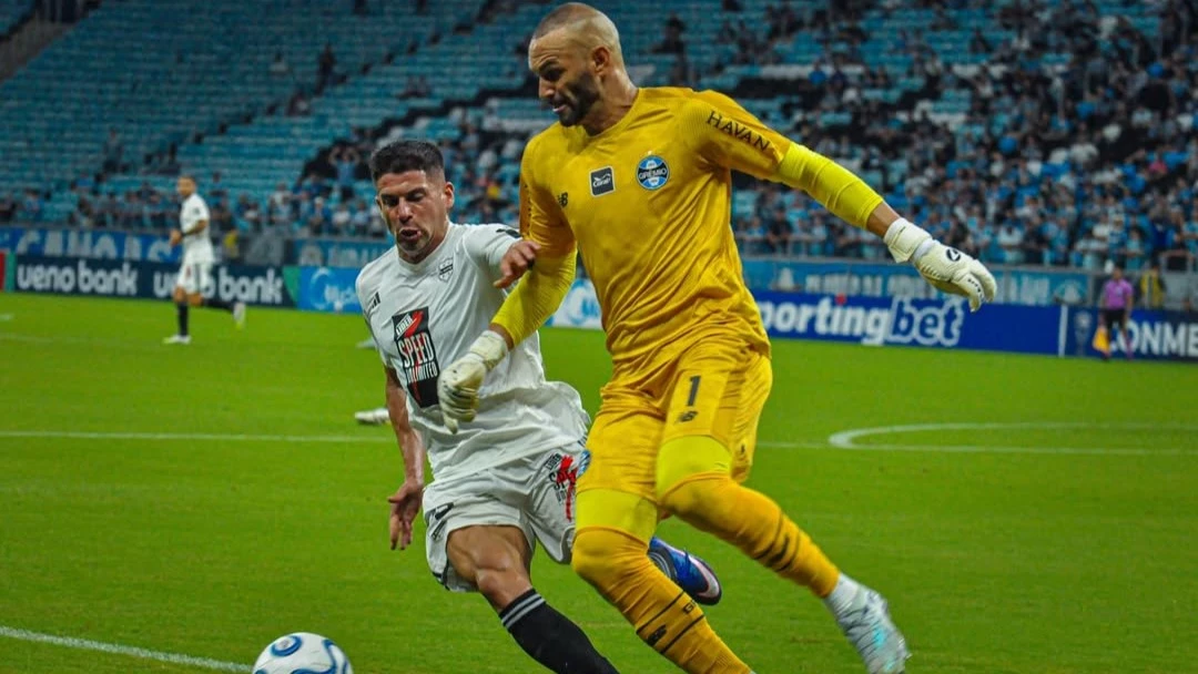 Gabriel Obredor apura al arquero &nbsp;Weverton en el Arena do Gremio. foto: @conmebol.