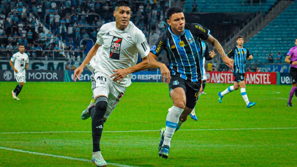 Una imagen de lo disputado que fue el partido de Riestra ante Gremio. foto: @conmebol.