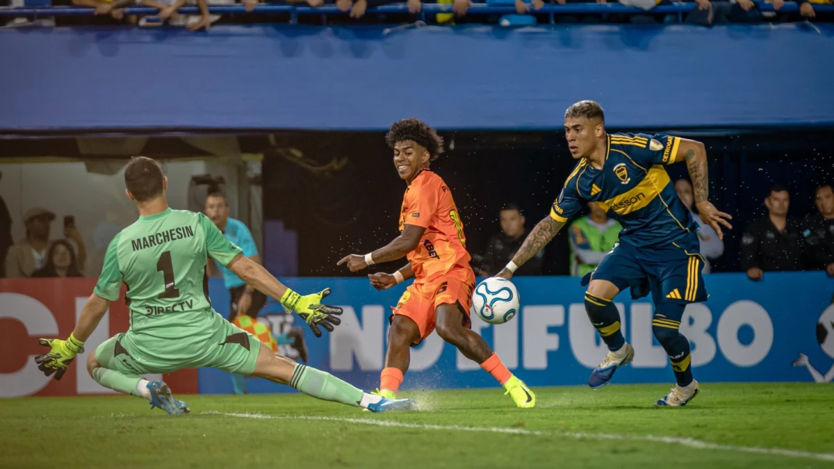 Foto: La jugada previa a la lesión de la rodilla derecha de Agustin Marchesín.