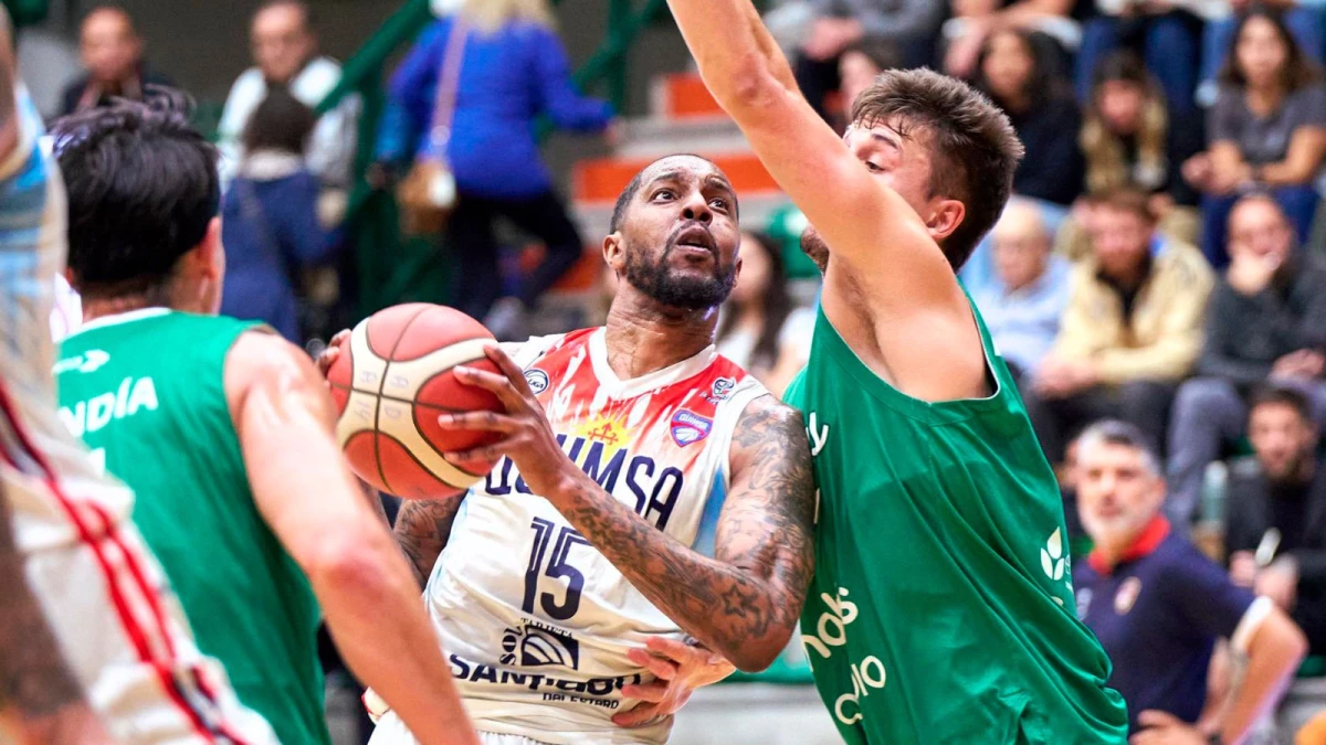 Foto: Atenas fue arrasado por el escolta Quimsa en Córdoba y su permanencia está en serio riesgo.