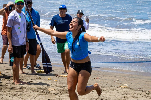 Delfina Rodríguez, medalla de plata en SUP. Foto: Prensa COA.