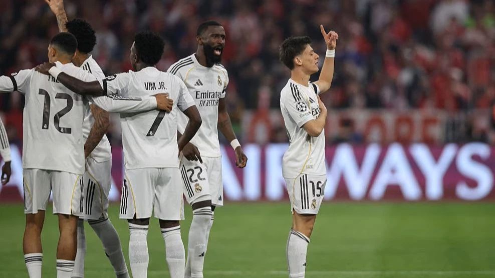 Güler celebra uno de sus goles, rodeados de sus compañeros. foto: @uefa.