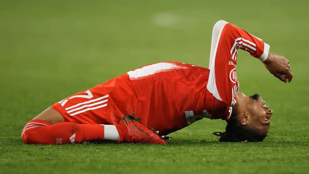 Olise se estira tras su golazo que sello el pasaje del Bayern. foto: @uefa.