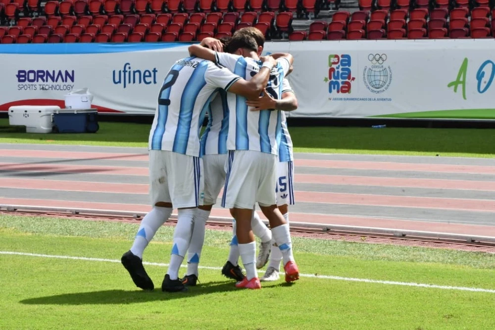 Foto:Prensa AFA. Los chicos argentinos celebran el tanto del empate marcado por Joaquín López Roig