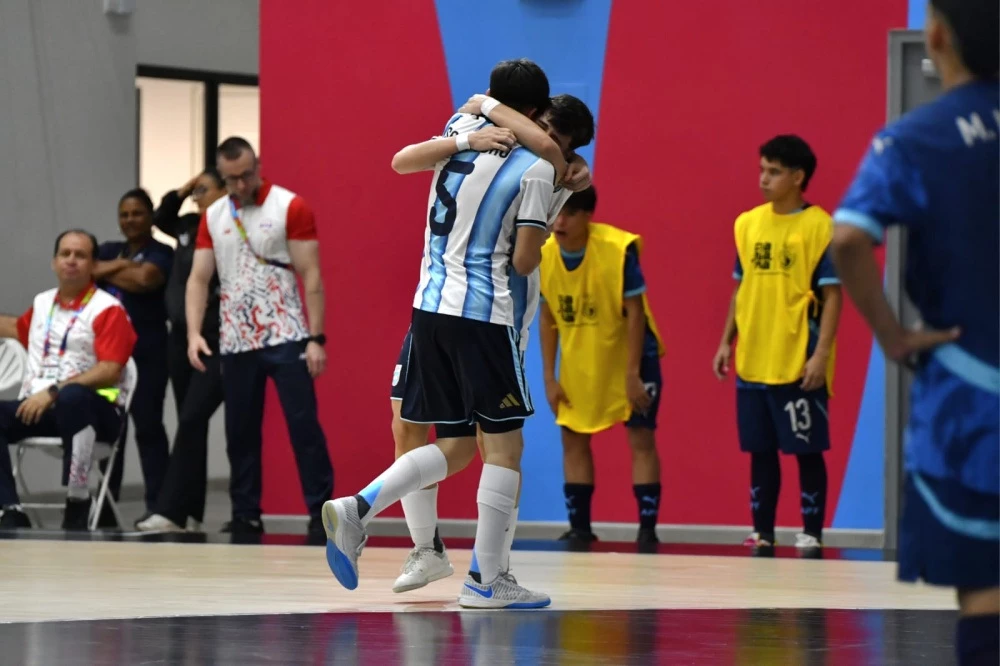 Foto: Prensa JuegosSuramericanos. Los chicos argentinos se abrazan y festejan el gol de Sampedro. El Sub17 masculino es finalista