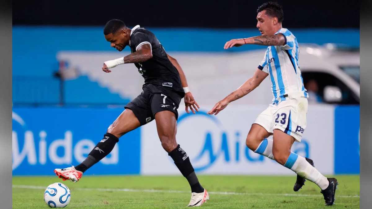 Foto: Danilo marca el 3 a 2 para Botafogo en el descuento ante un Racing que sigue perdiendo.