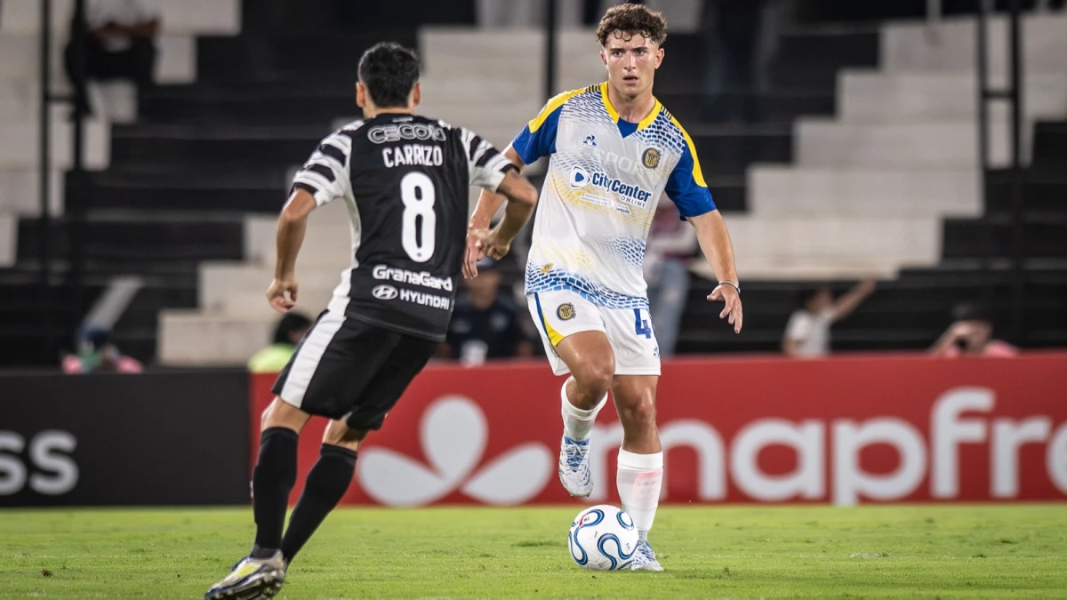 Foto: El ex Rosario Central, Federico Carrizo enfrenta al juvenil Ignacio Ovando.