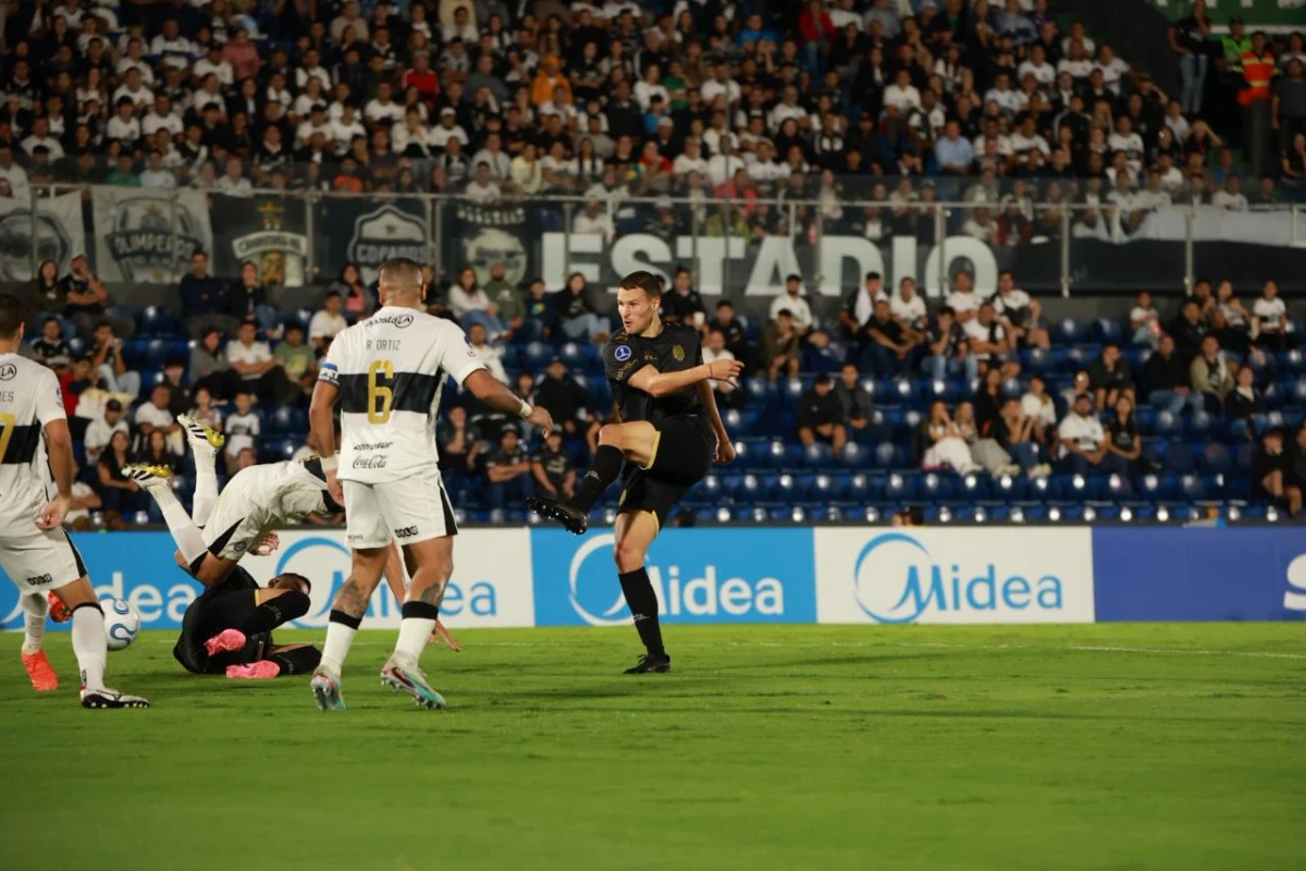Foto: Barracas Central luchó en el Defensores del Chaco y se trajo un empate sin goles ante Olimpia&nbsp;