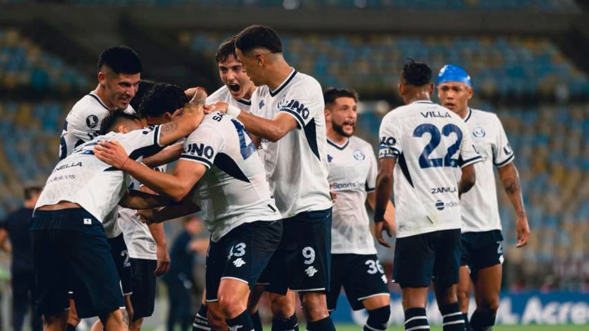 Foto:@CSIROficial. Independiente Rivadavia Mendoza festeja el gol de la victoria marcado por Alex Arce.&nbsp;