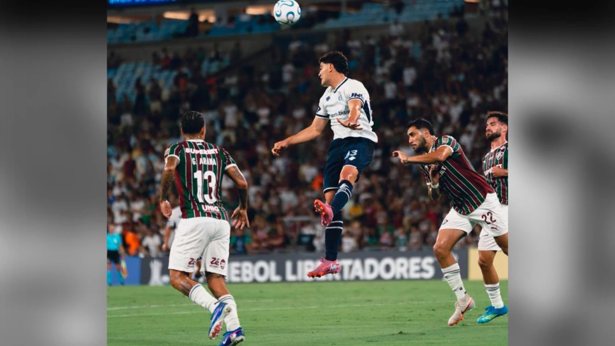 Foto:@CSIROficial. El cabezazo de Sartori ya partió hacia la red para transformarse en el empate parcial de la Lepra