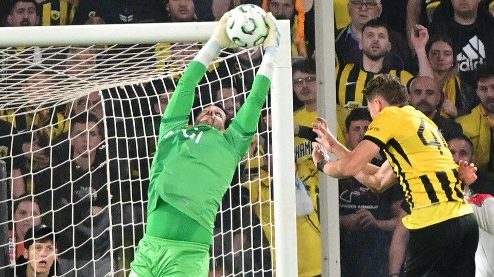 Augusto Batalla descuelga un centro de los griegos en Atenas. foto: @uefa.