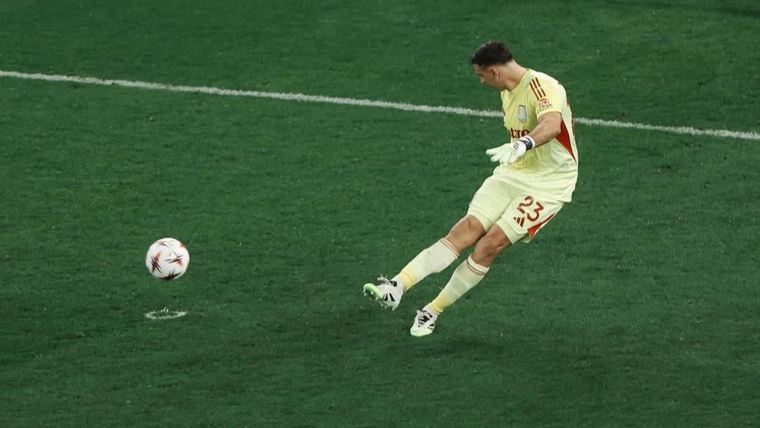 Dibu fue clave en su regreso para mantener el cero en su arco. foto: @uefa