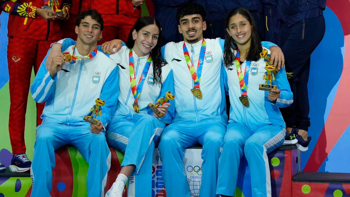 Máximo Aguilar, Malena Santillán, Matías Chaillou y Agostina Hein, en un triunfazo y récord de los Suramericanos 2026 | &nbsp;Foto: Prensa COA