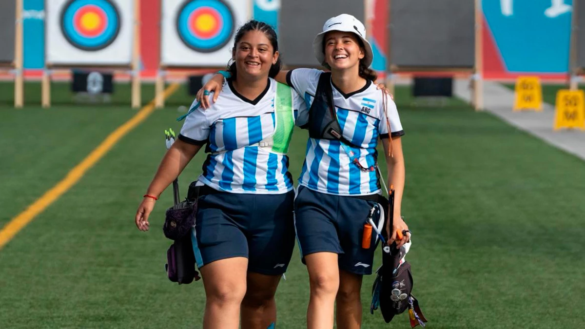 Isabella Chorvat y Bianca González, integrantes del equipo recurvo femenino, ganadora en Panamá 2026 | Foto: Prensa COA