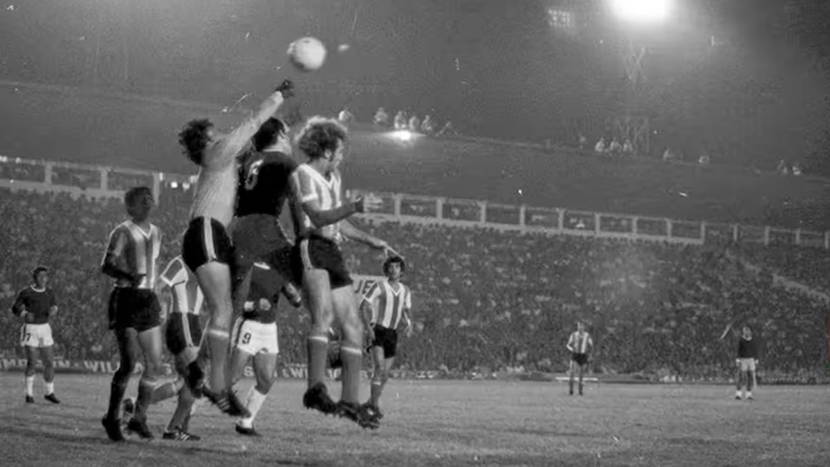 El “Trinche” frente a la Selección Argentina en un partido que quedó para la historia | Foto: Diario La Nación