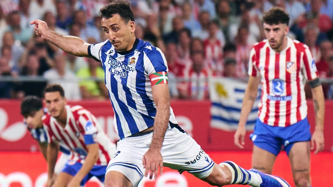 Oyarzabal al momento de patear el penal. foto: @rfef.