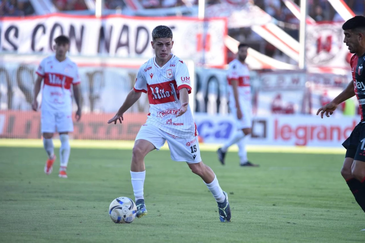 Foto:@depmoronoficial. Con goles de Fagúndez y Bulacio ganó el Gallo y está arriba en la zona A