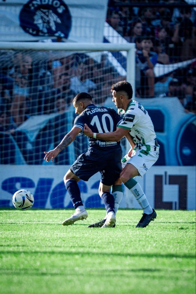 Foto:@qacoficial. Sobró gente (de los dos) y aliento (de ambos). Pero Quilmes y Chicago firmaron un pálido empate sin goles