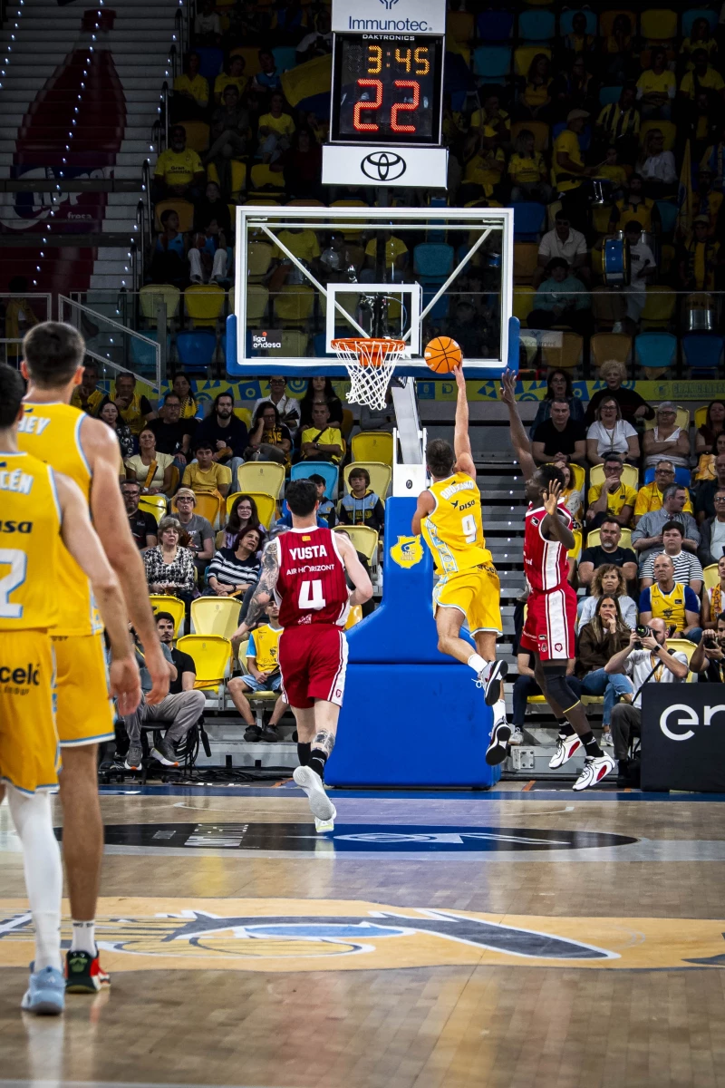 Foto:@GranCanariaCB. El alero Brussino resultó el arma ofensiva más importante de los canarios, con 16 tantos