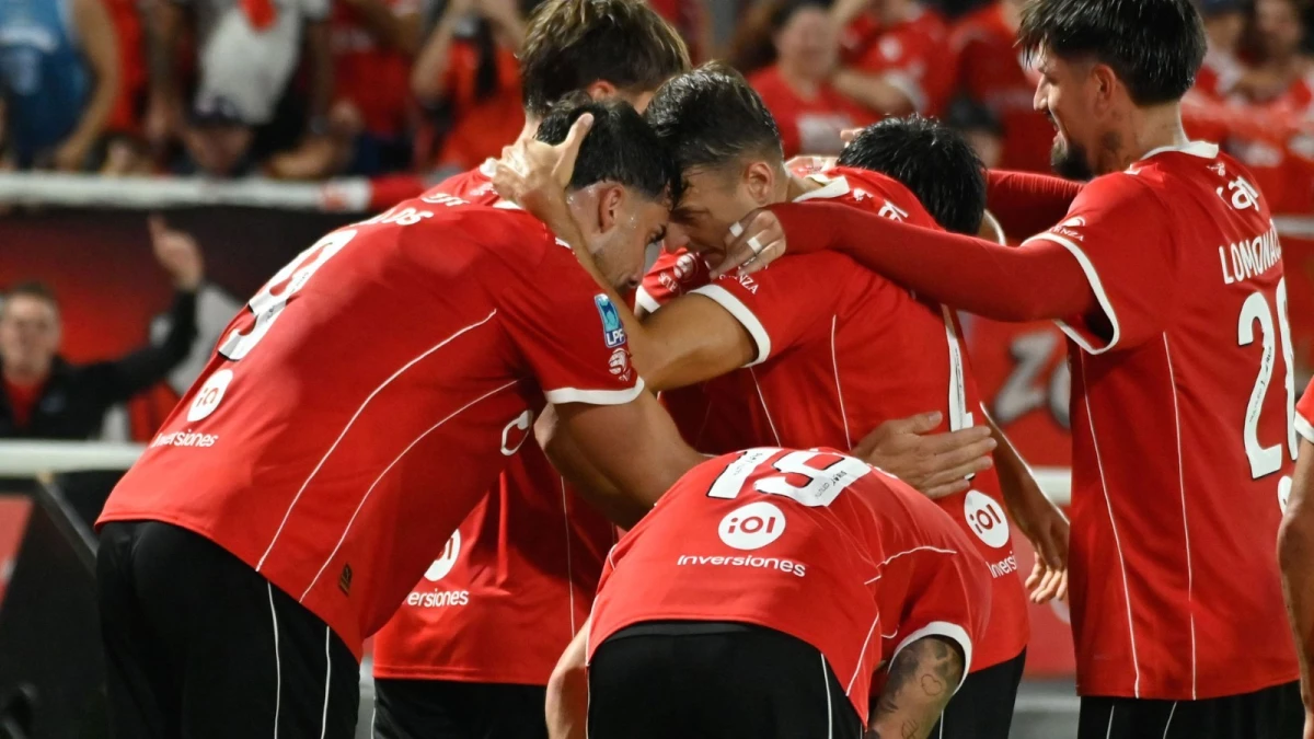 Foto:@LigaAFA. Independiente es un racimo para festejar la victoria ante Defensa y Justicia: 3-1