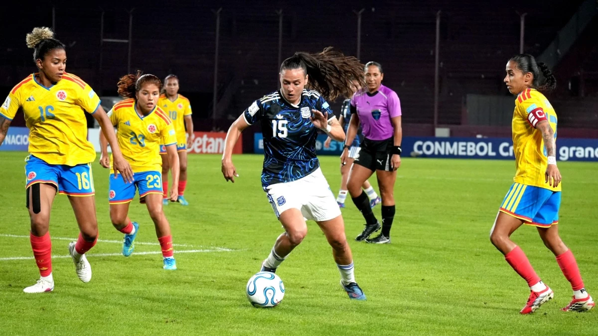 Flor Bonsegundo rodeada de defensoras colombianas. Foto: @Argentina.