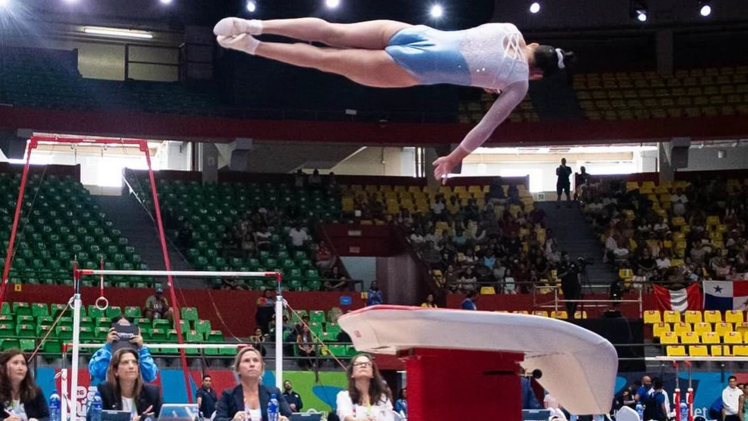 El gran salto de Eugenia García ante la miradas de las juezas. Foto: Prensa COA: