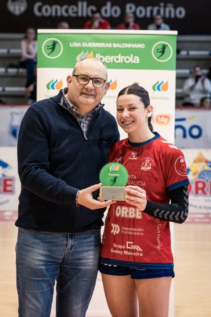 Foto:@BMPorrino. La argentina Carolina Bono fue otra vez premiada en el Zendal Orbe Porriño del handball de España, en la Liga Iberdrola Guerreras