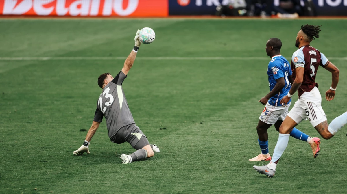 Dibu Martínez y una tapada sensacional (Foto: X@AVFCOfficial).