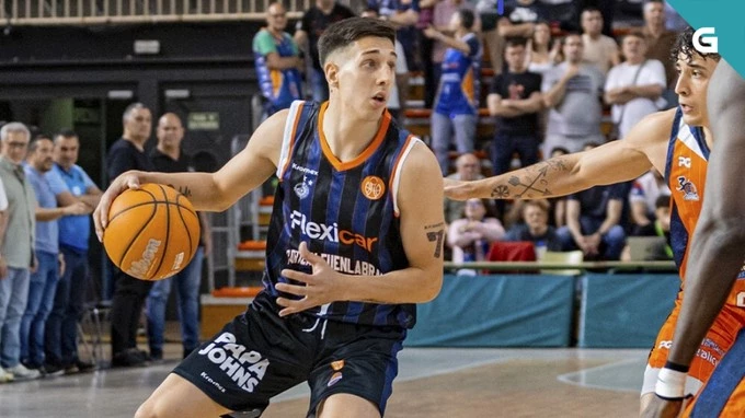 Foto:@BFuenlabrada. El argentino Mateo Díaz es figura en el triunfo del Fuenlabrada de la Primera FEB de España