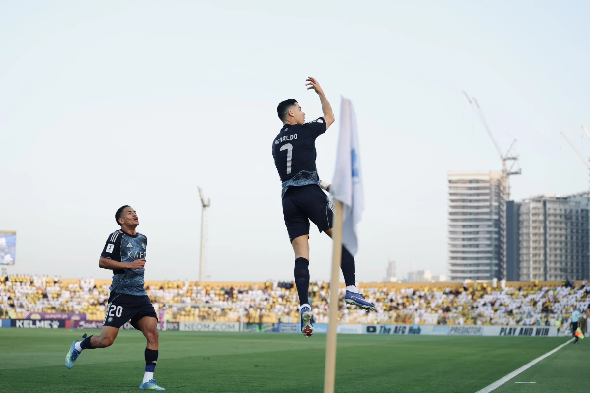 Foto:@AlNassrFC_EN. El festejo de CR7 ante su gol número 969. El portugués marcó en la contundente victoria de Al Nassr por la Champions League Asia 2