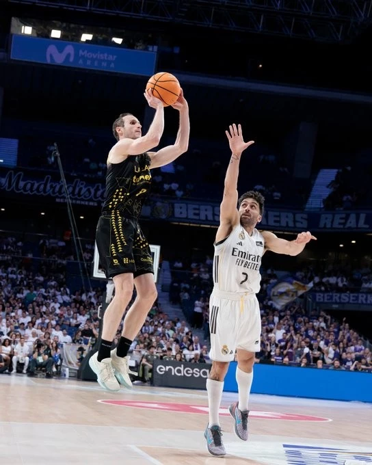 Foto:@ACBcom. El brasileño Huertas ante Facundo Campazzo. Gran triunfo de La Laguna Tenerife
