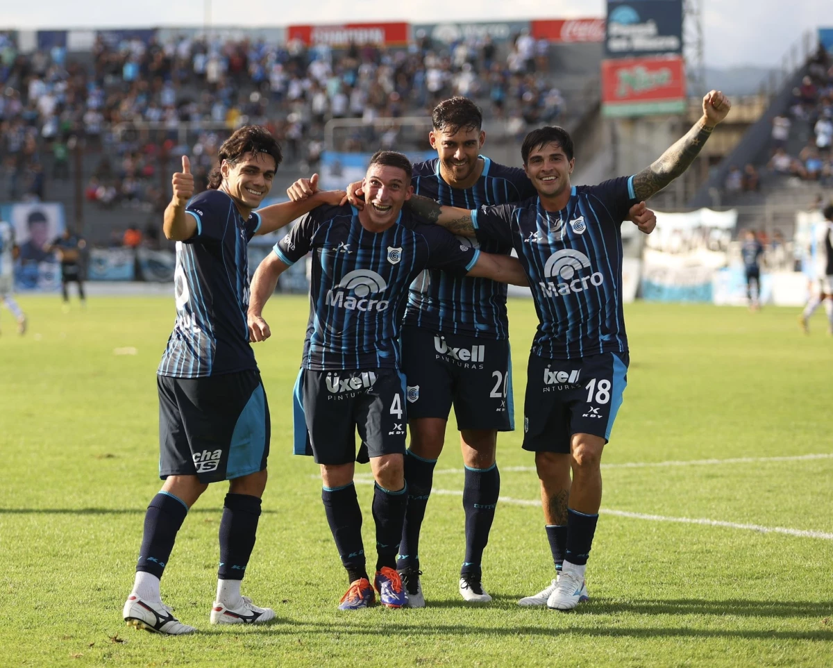 Foto:@OficialGyEJujuy. Ganó, goleó y gustó. Gimnasia de Jujuy superó a Almagro por 6-1 y se afianzó arriba
